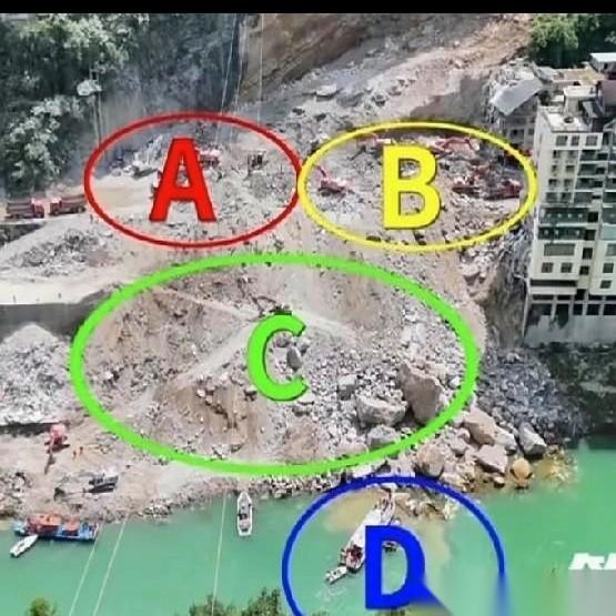 彭水救援现场，刺眼的探照灯打在刚刚被清空的废墟上。四个作业面连轴转，成吨的碎石