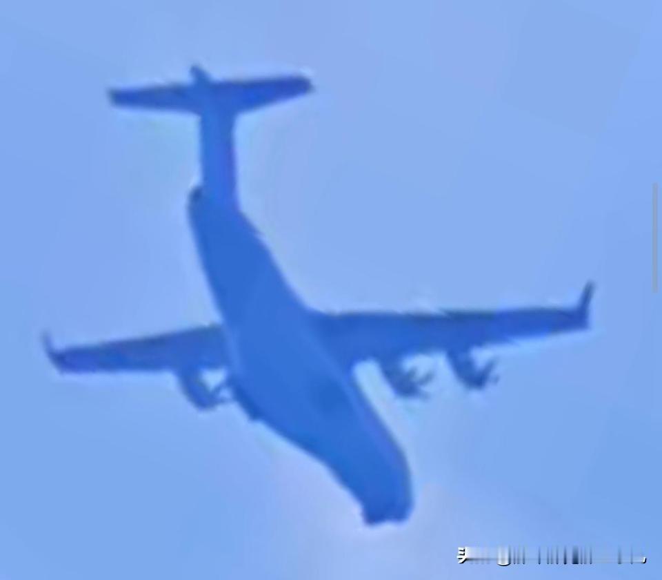 这个可能是将来我国产量最大的有人飞行器了...有点像图95的同轴双桨...战