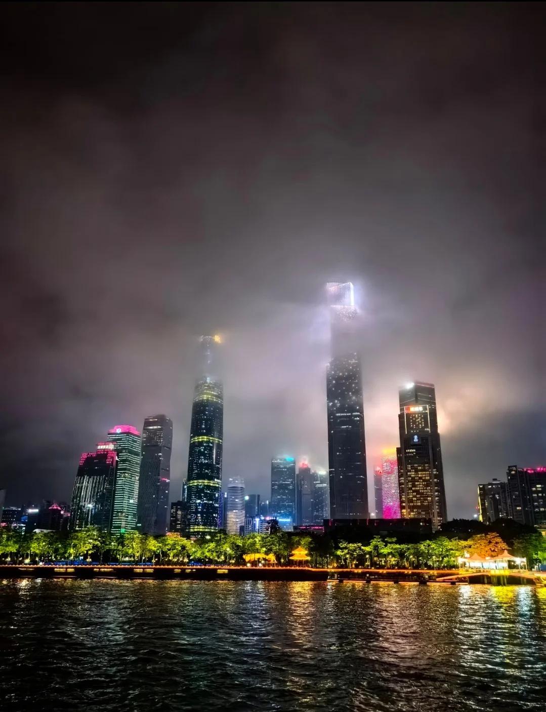 那种清醒独立、自带气场的女生，对成熟男性的吸引力堪称致命，根本无法抗拒。相