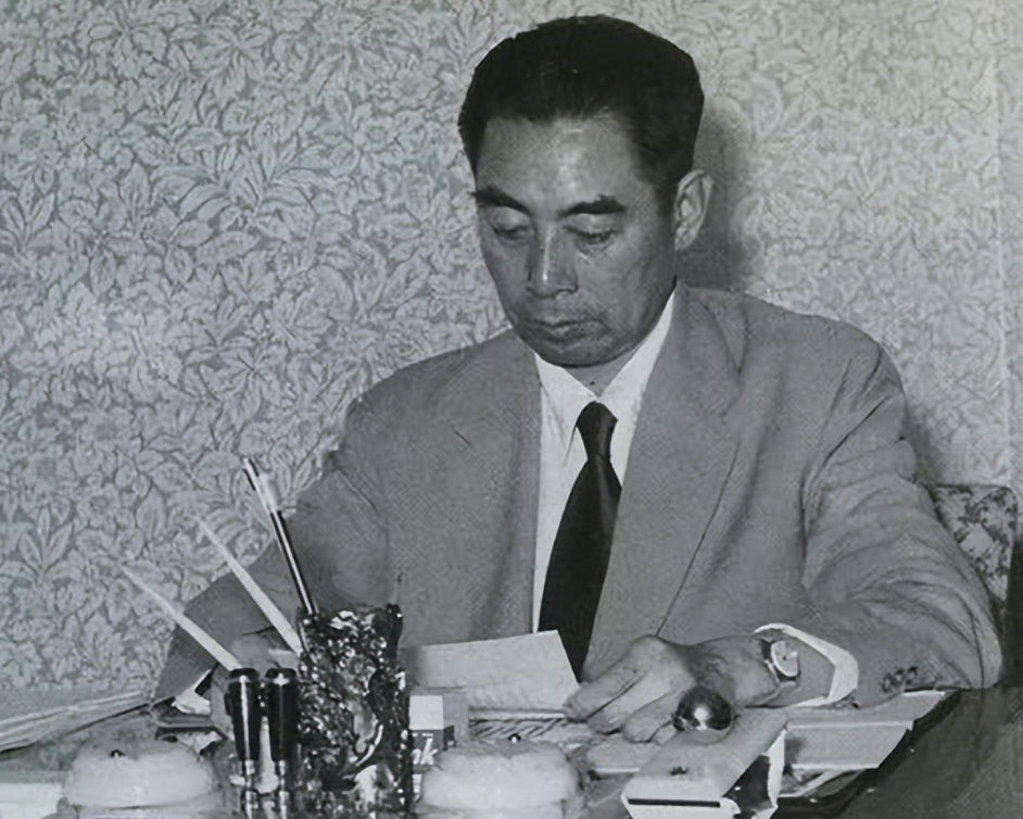 建国后的一天，周恩来单独宴请许世友，桌子上4个菜，两人各自干了2瓶茅台。许世