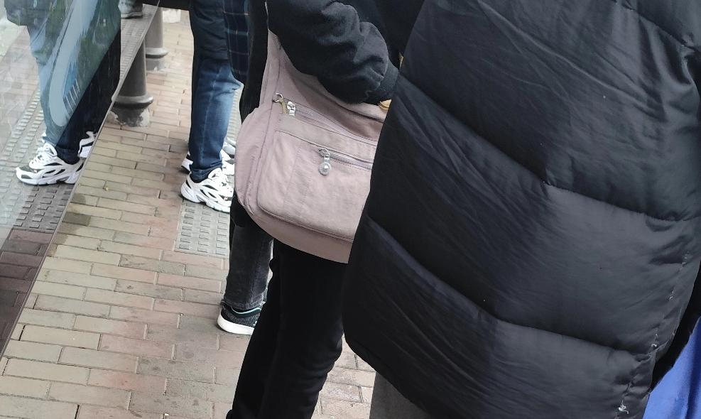 在公交车站台上，被一对老年夫妻笑死，天气寒冷，这对老夫妻中的老头冻得鼻涕直淌，老