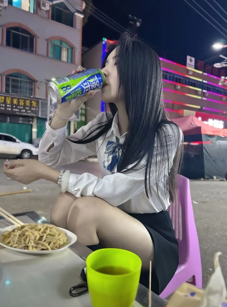 女同事说她喝酒一杯倒，她开始喝了，我该怎么办