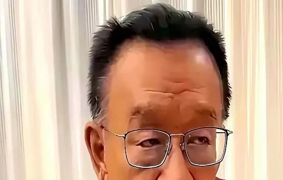 老汪近日爆料，言辞犀利地指责侯耀华“不够揍性”，直言其行为抹黑了侯宝林大师的声誉