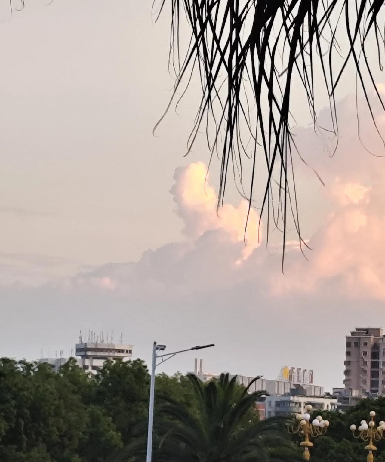《夕云幻景》夕照苍穹幻象生，云如天狗月边行。流光漫舞惊尘客，逸影飞驰入画情。
