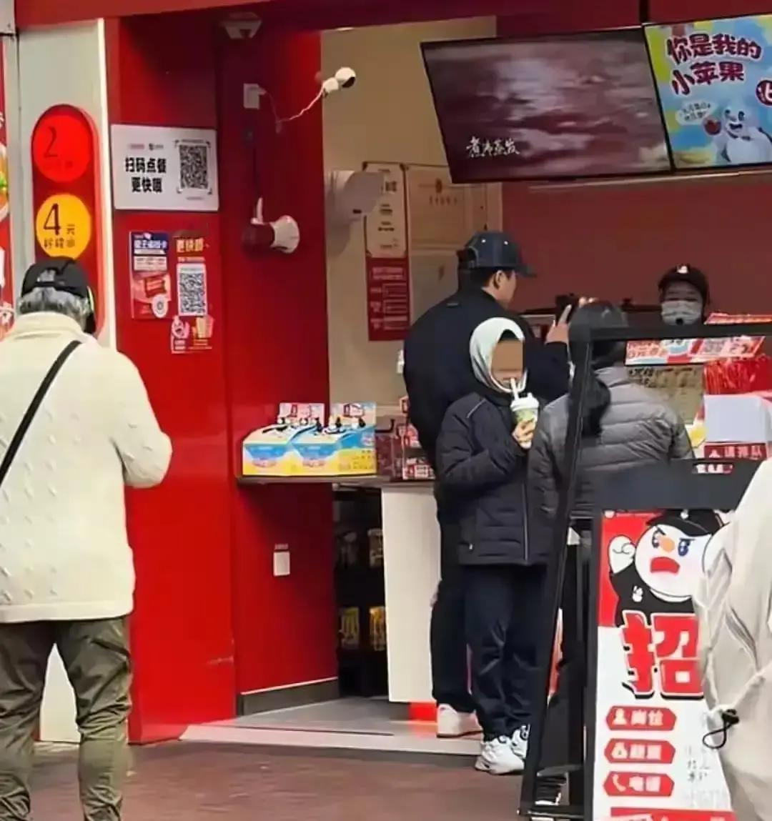 霍启刚带娃买3元橡皮，豪门滤镜碎一地上周末，香港深水埗街市。霍启刚蹲在地摊