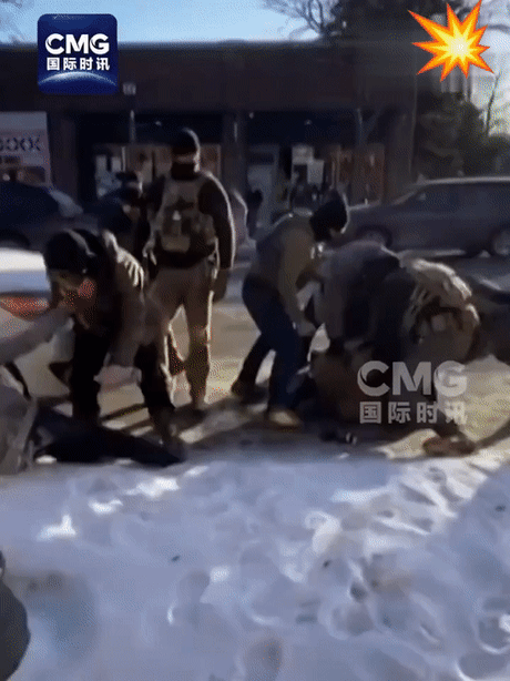 0.2倍速慢镜看ICE当街行凶。明明已经被四个人摁住，受害者跪姿被按服地，左边