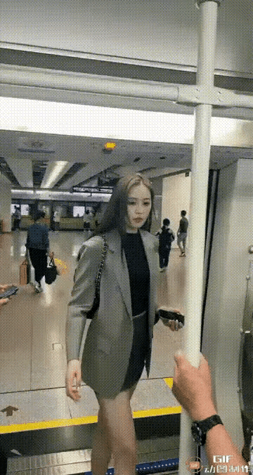 这女的好高啊