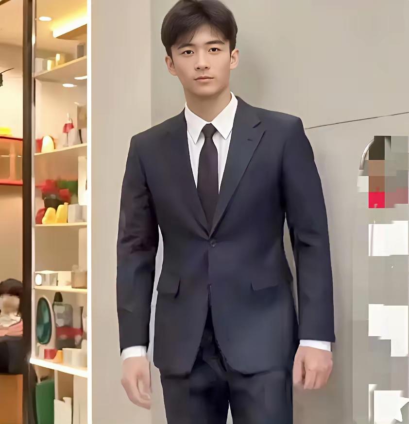 张柏芝这场风波里，最让人破防的是18岁的谢振轩。庭审外他站在妈妈身前，手臂