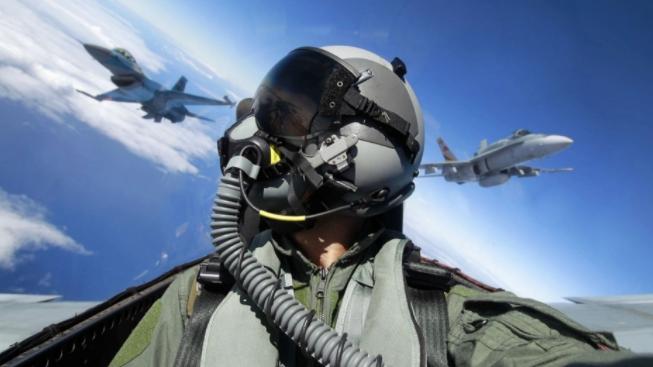 美国飞行员集体懵了！美军侦察机在南海转悠时，迎面而来的中国战机总不是传说中的隐