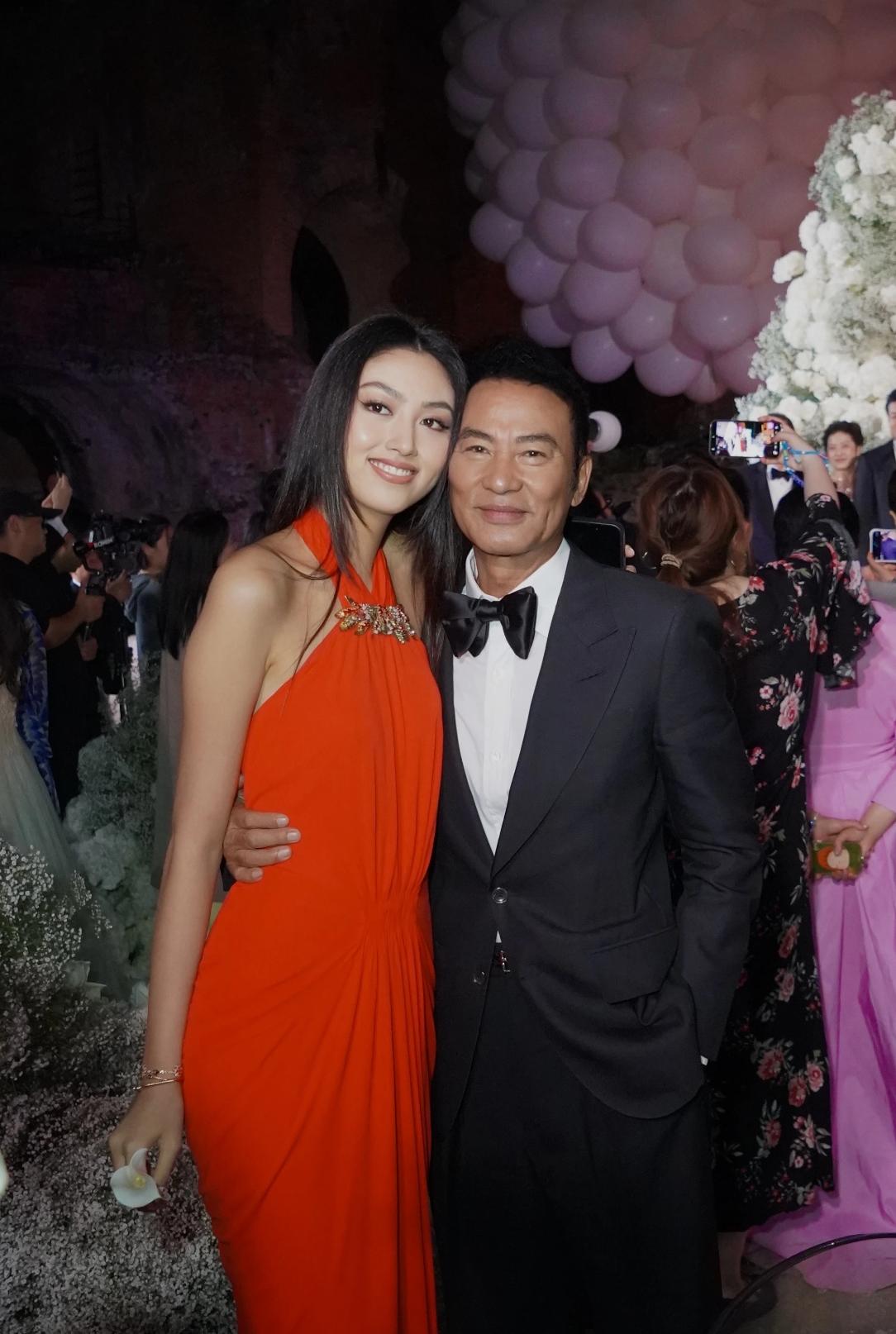 左边是任晴佳，2004年出生，身高180cm。右边是任达华，1955年出生，身