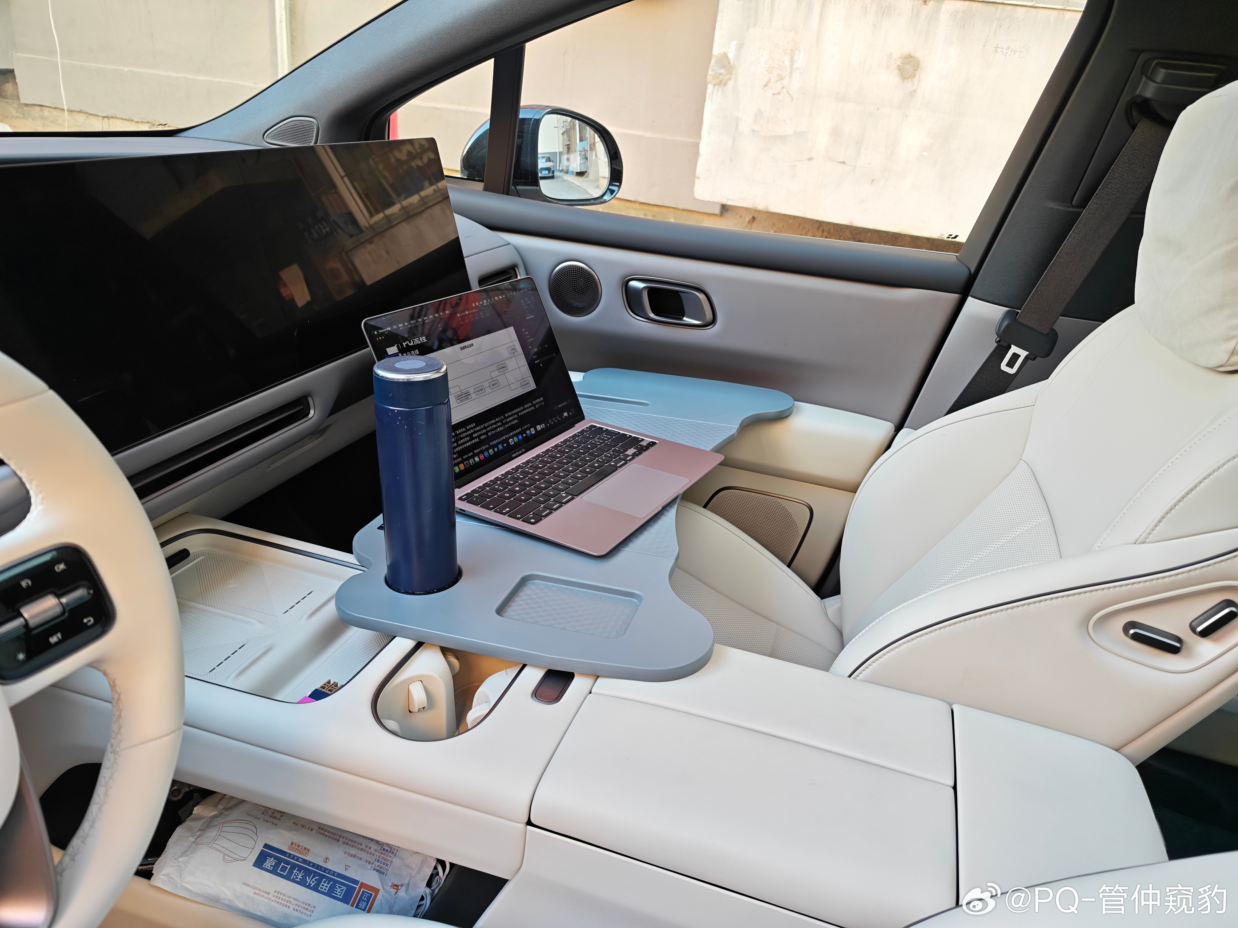 做一个聪明人的奖励【为什么上午在主驾写作，下午挪到副驾？】猜对了奖励66.66红