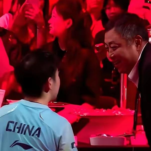 你敢信吗，刘国梁当着马琳的面，硬是在新加坡赛场给憋着一口气的孙颖莎砸下了一个明晃