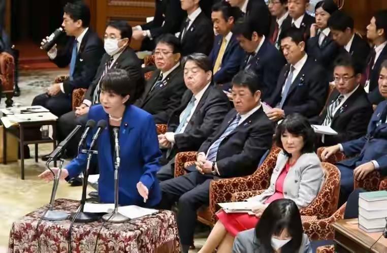 有网友说：日本一下把难题抛给我们，APEC峰会日本的高市来参会是她的权利，我们作