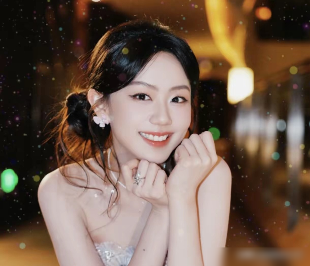 冯禧第二天就上班了。没蜜月，没摆拍，没一句多余的话。2022年综艺上，许嵩唱《有何不可》，这姑娘在台