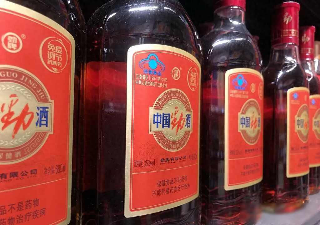 劲酒成月经水，女孩抢着喝，品牌装看不见2022年起，劲酒从原本中年人常喝的补