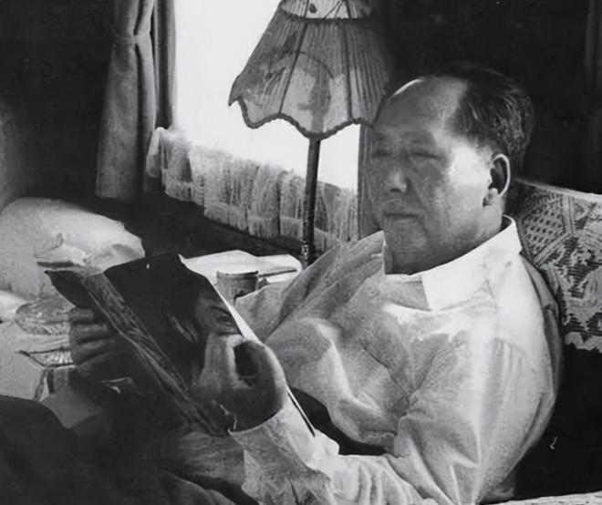 “停停停！你这是在汇报些什么东西？”1965年，毛主席在听取卫生部部长钱信忠汇报