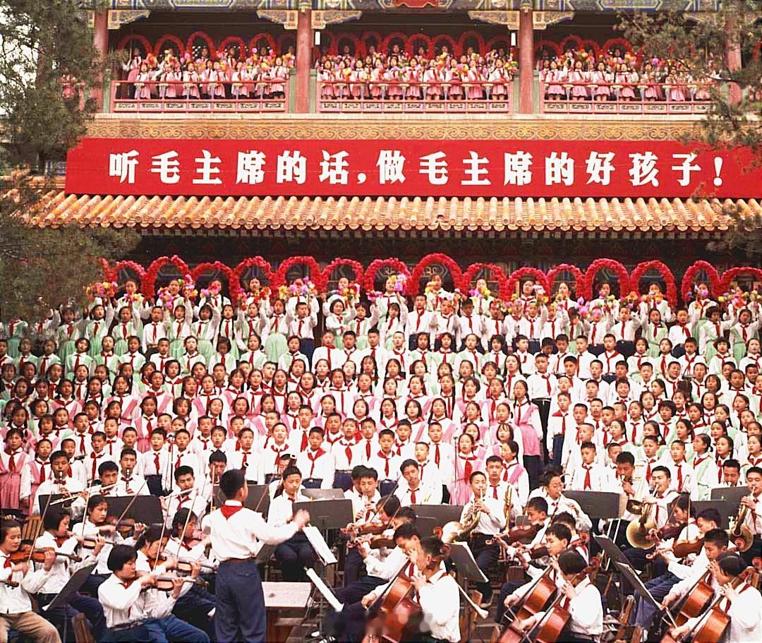 “我会望着山上的天空，落日，让蝉鸣和着湖水，清洗尘世上，一个过客的内心。薄暮中我