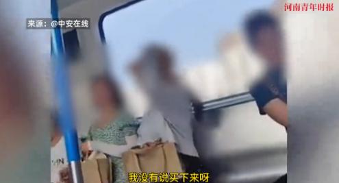 7月21日，湖北武汉地铁上发生了令人不爽的一幕，一位阿姨穿着防晒服，戴着帽子，坐