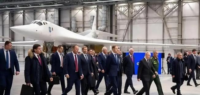 普京参观图-160制造厂，出现罕见一幕：够中国至少追赶二十年。喀山制造厂四架