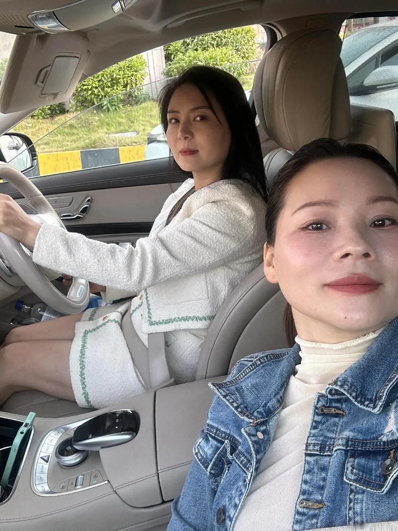 出来玩嘛？弟弟😘姐姐开车来接你吃好吃的[滑稽笑]