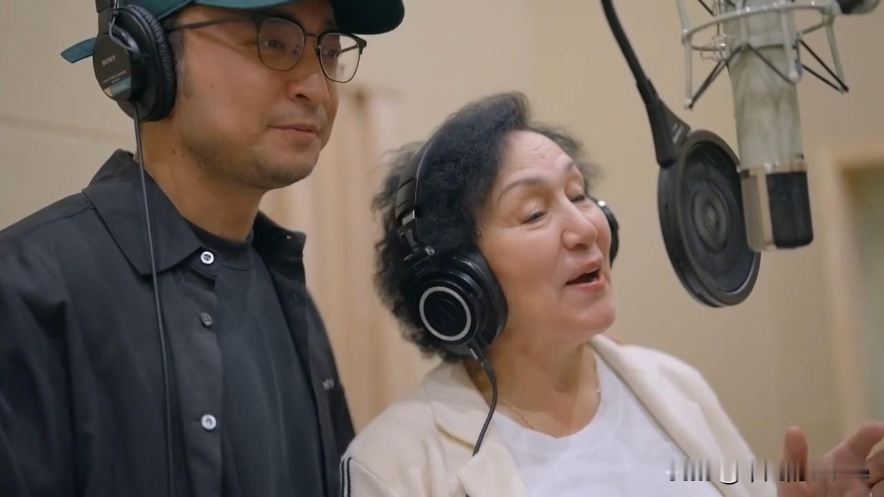 近日，央视主持人尼格买提发文说：“妈妈，你不要唱的太好。”尼格买提更新了一个