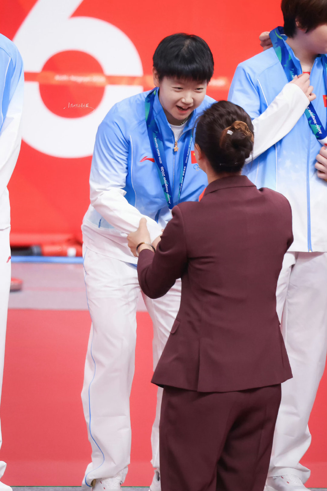 #孙颖莎丁宁颁奖互动#也是曾经一起战斗过的队友，两人都笑咪咪的。再次恭喜孙颖莎，伤愈复出第一站的第一