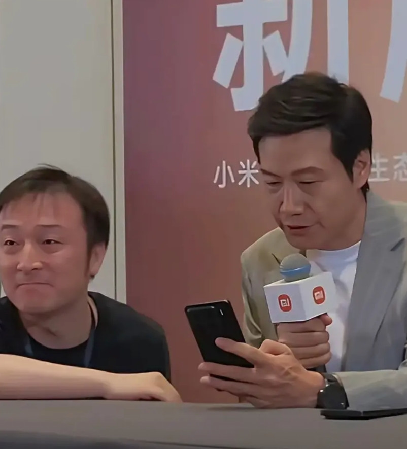 雷军的助理徐洁云落泪了！当雷总公布大定数据那一刻，他泪目了！想必小米的员工、工程