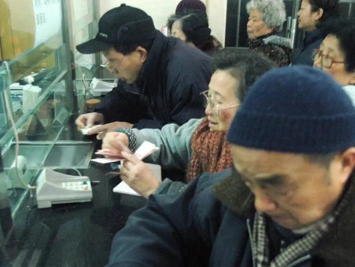 我们正在亲眼见证社保史上的一场"绝版奇迹"！现在这批拿着高额退休金、满世界旅游