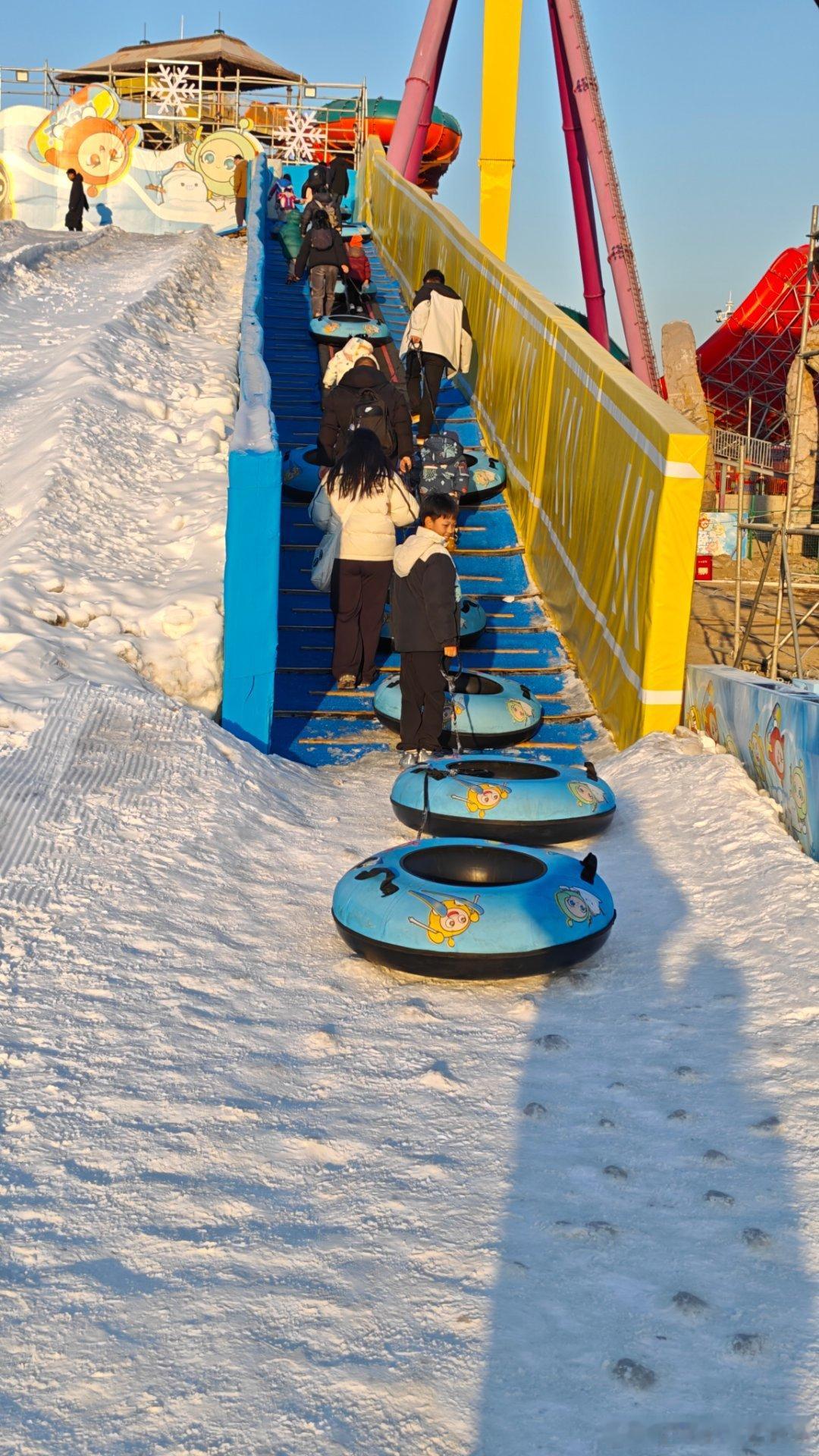 玩冰滑梯往上拉大轮胎好累，花十块钱雇了个人，虽然没啥劲，也能凑合拉上去，你们觉得