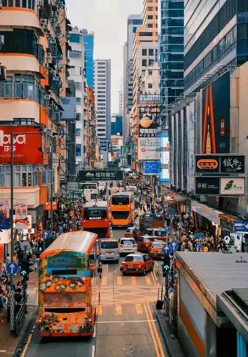 在中国，想赚钱就得跟着政策走。国家想让哪个行业赚钱，哪个行业就能风生水起；想让哪