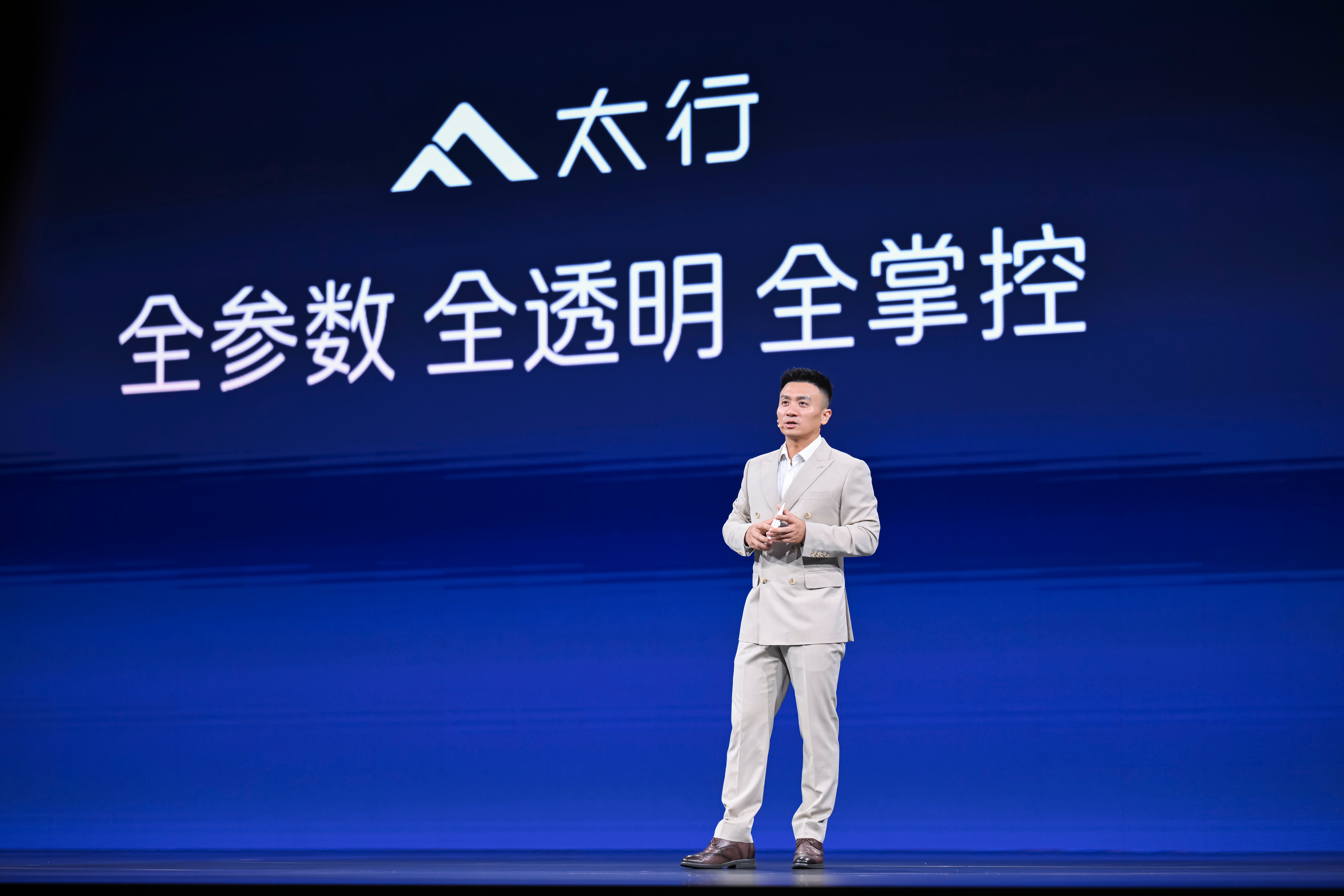 新阿维塔12来了，我发现阿维塔最近两年对高端豪华轿车的理解越来越深刻了，在许多设