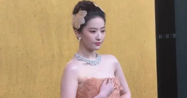 刘亦菲黑金羽毛高定礼服亮相红毯, 网友称其“凤凰神女”