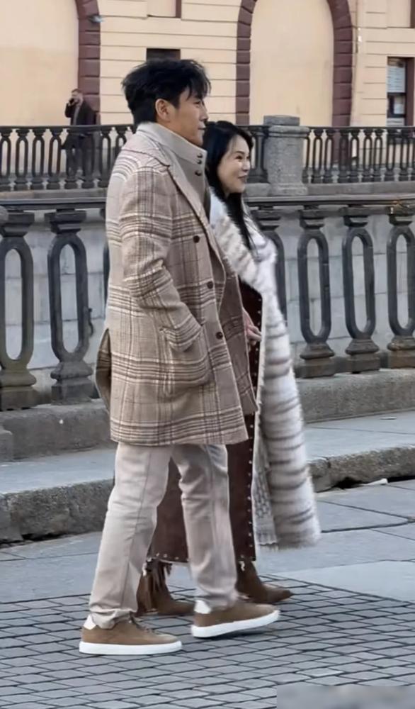 秦昊路透胖到认不出，老婆伊能静却嫩出水！这夫妻俩绝了！网友说秦昊像韩剧男神