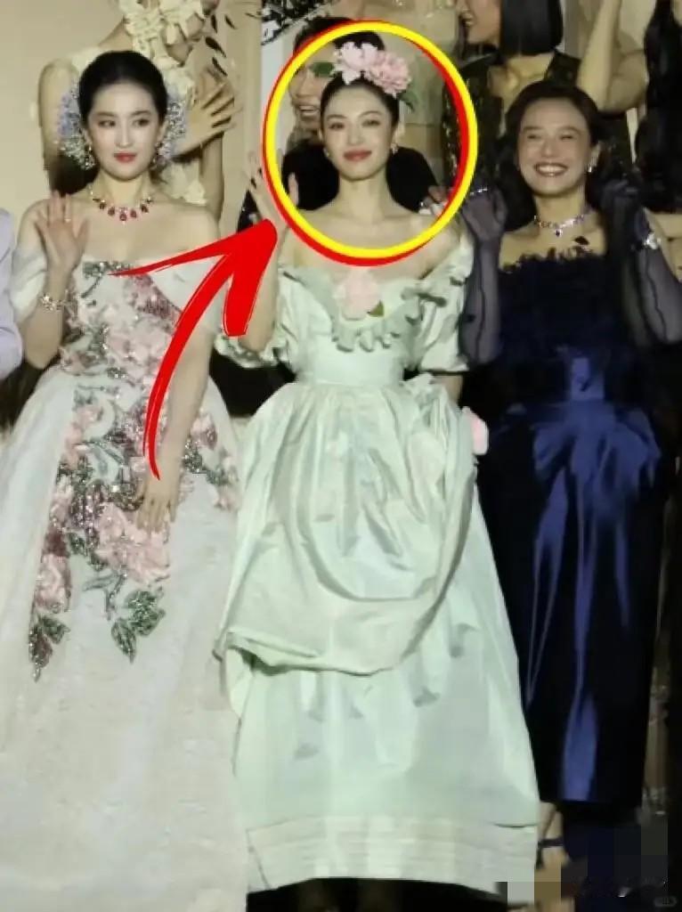 金九最后合影钟楚曦抢C位,这让她陷入众矢之的,人家古力娜扎都知道让位,就钟