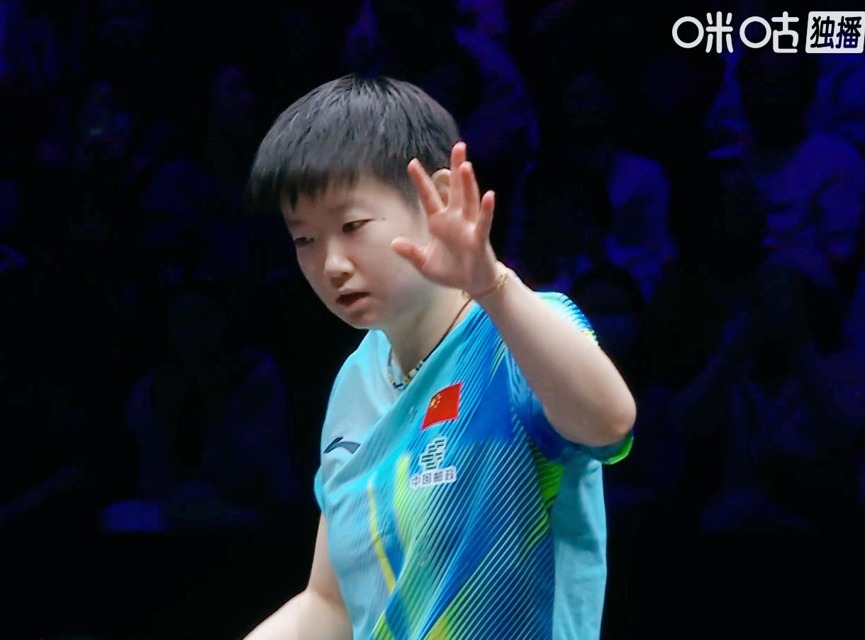 孙颖莎终于出手阻止，现场乱喊加油的观众了！第一局孙颖莎11;5拿下。第