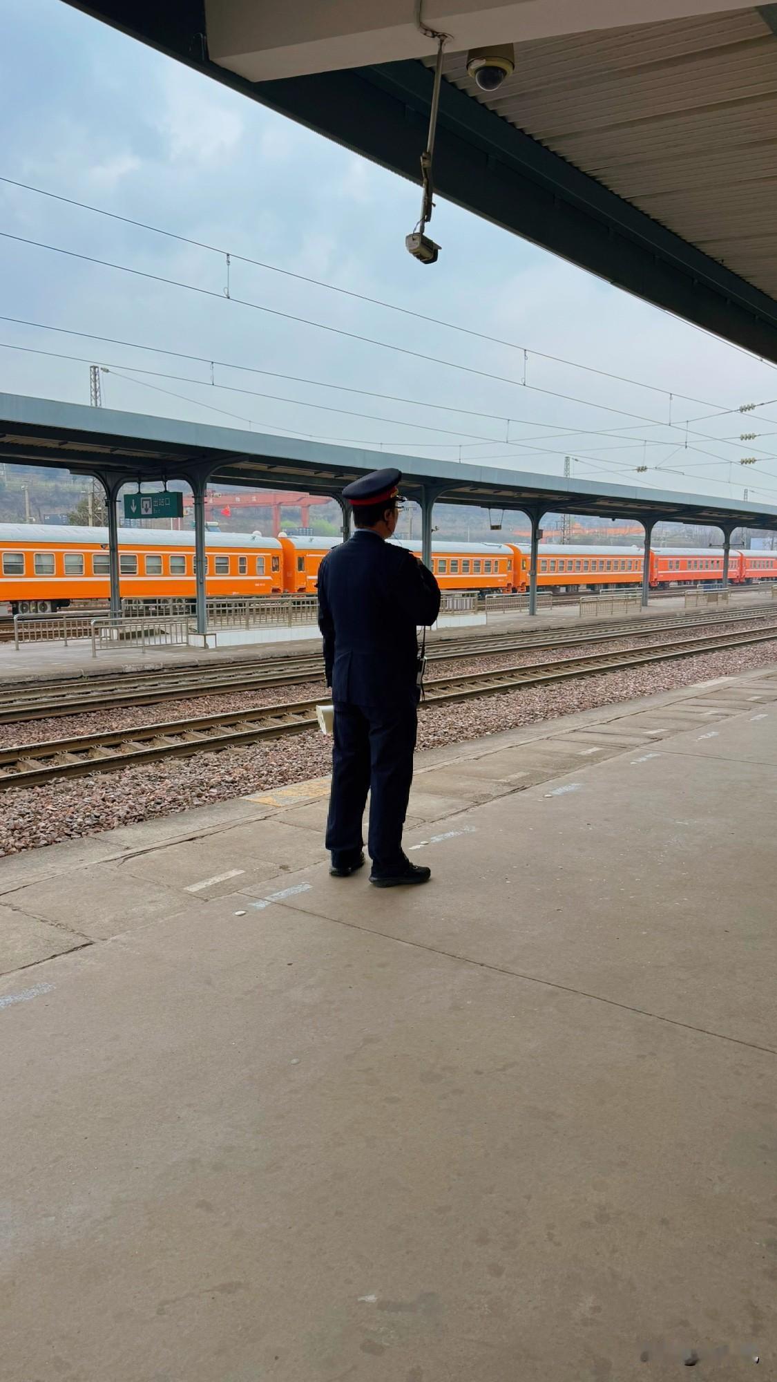 和同学相约自由行：穷游。绿皮车上人少极了，座位旁边的女人戴的帽子高度至少20