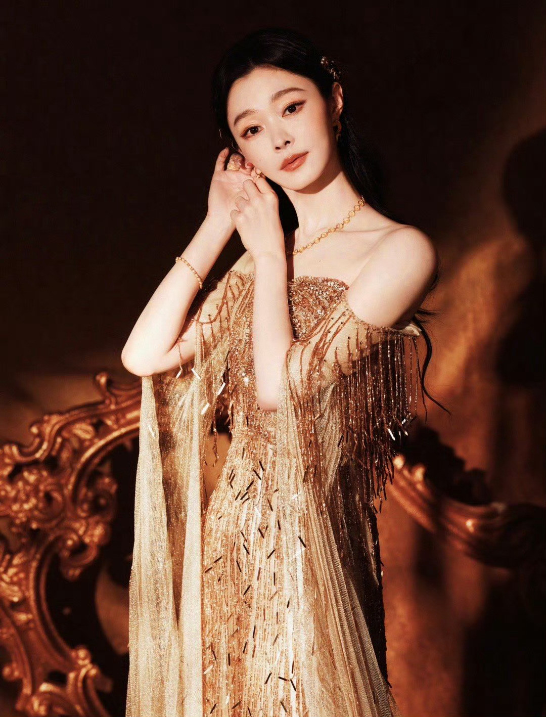 宋轶鎏金女神宋轶一袭鎏金长裙，好美
