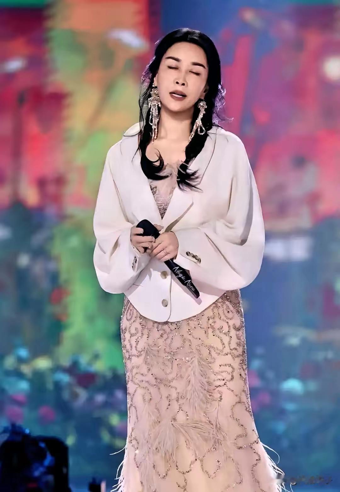 哇哦！不得不说，那英可比田震好看多了。她颜值出众、身材曼妙，实力更是不容小觑，