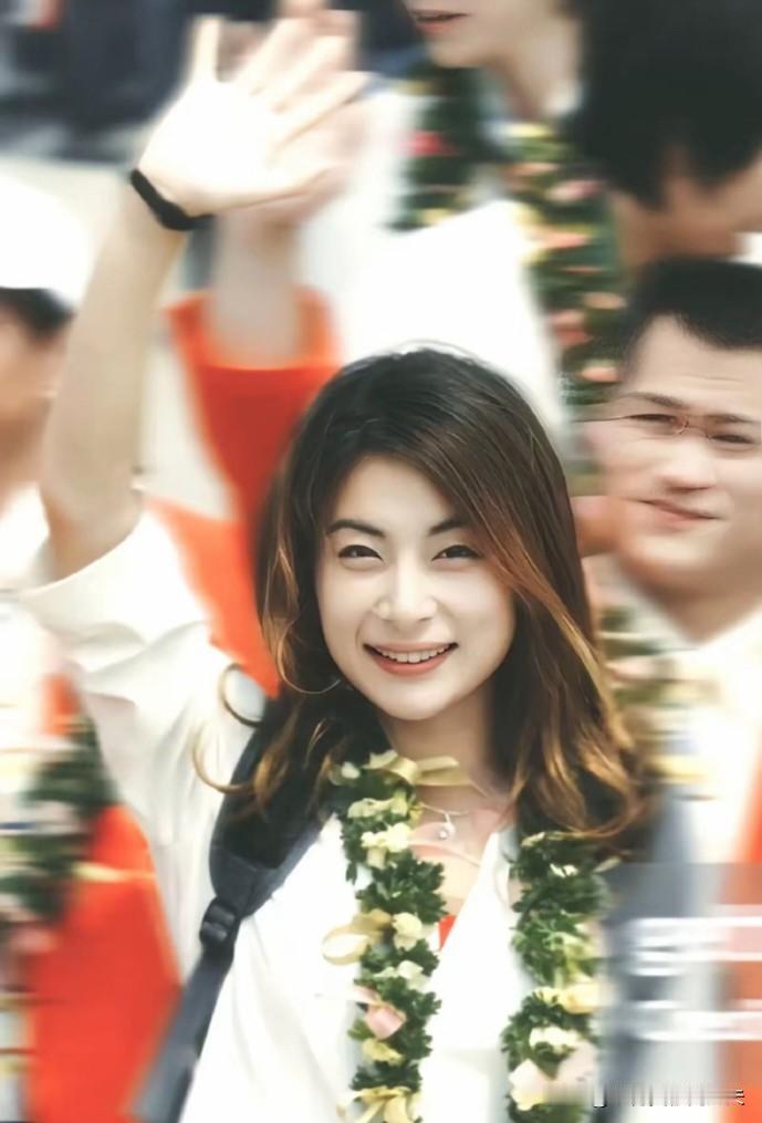 要不是看到郭晶晶最近又接了新代言，我还以为嫁入豪门就是靠着家族养一辈子。郭晶