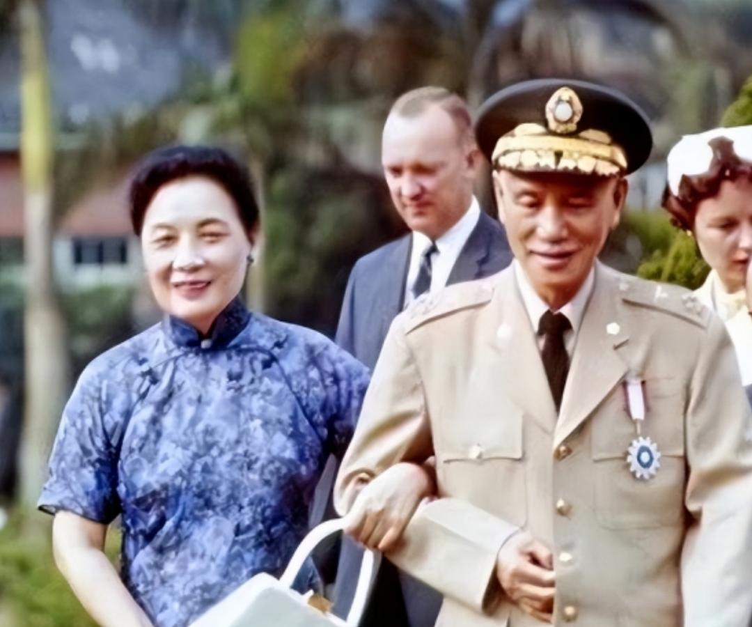 1957年，一老妇跪在蒋介石面前，声嘶力竭的哭喊：“总统您开恩，我丈夫已经战死了