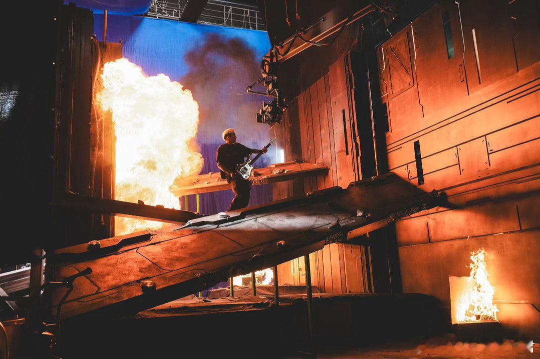 谢霆锋推倒重来MV原来《推倒重来》的每一帧都有深意。花絮里的谢霆锋不再是歌手，