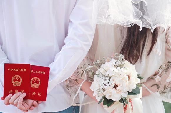 我同学的女儿下个月就要结婚了，他们是上大学期间认识的，毕业后就留在了当地工作，算