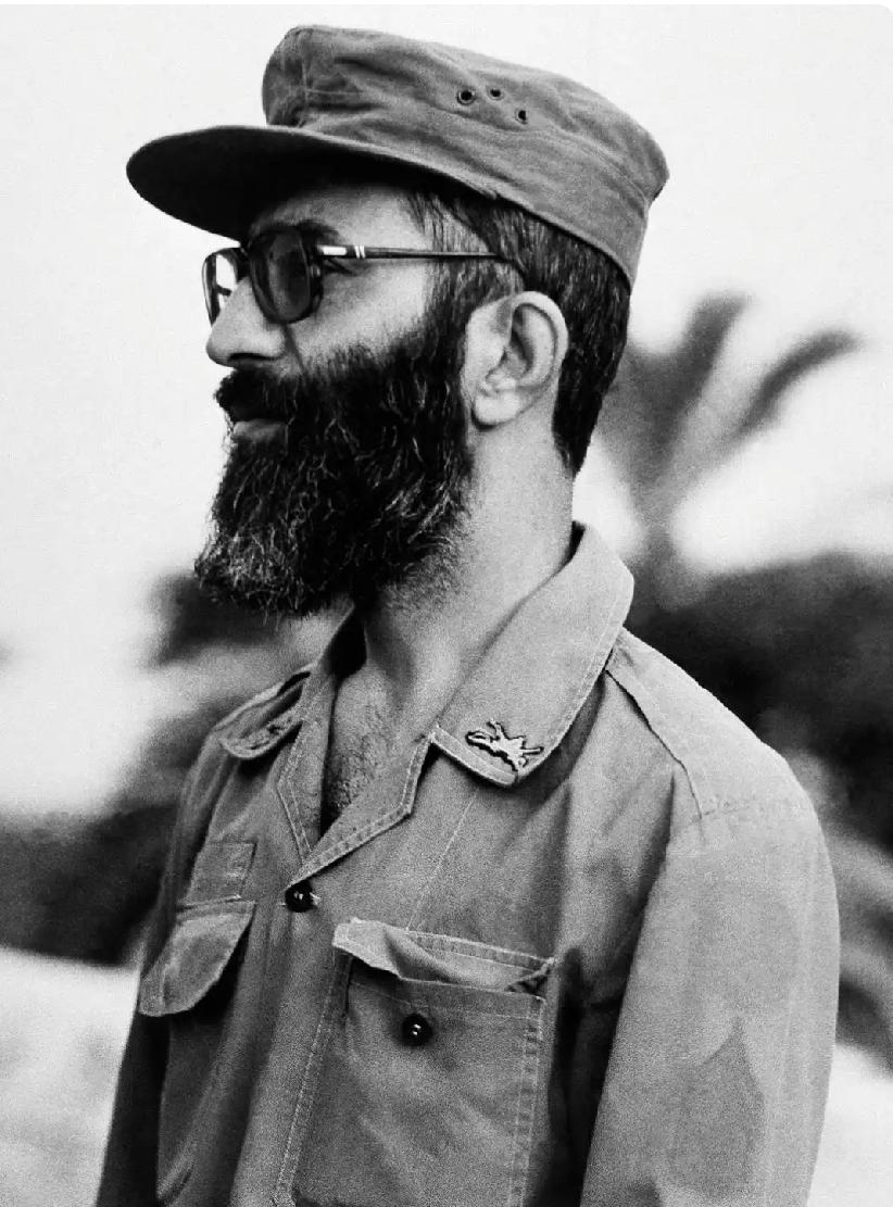 哈梅内伊的父亲是个虔诚的宗教学者。哈梅内伊读书时，不想离父母太远，因为他要照顾