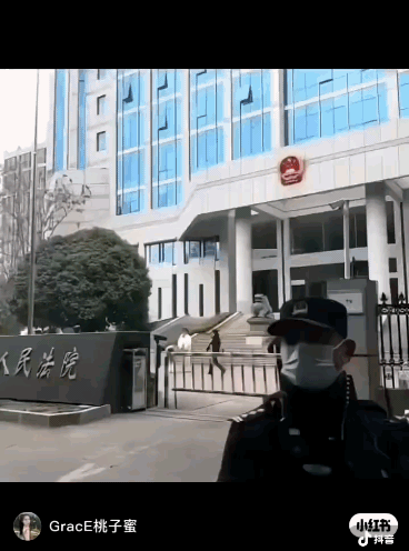 看一次，哭一次，外婆对着大家磕头，妈妈一次次鞠躬，法院外面是一大群自发到