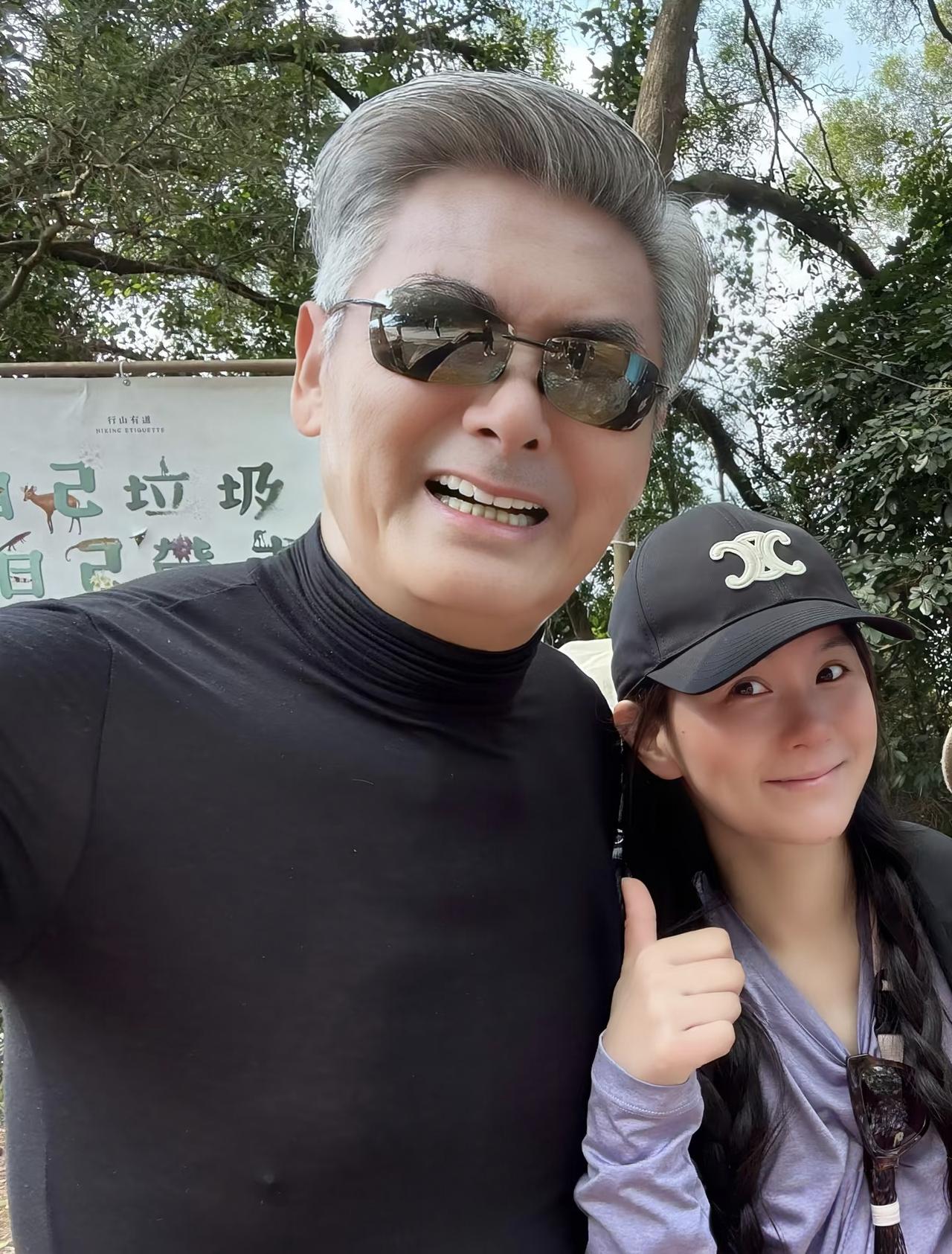 大年初二，周润发在香港外出跑步被偶遇，他穿着一身黑色运动服，戴着墨镜，一头白发梳