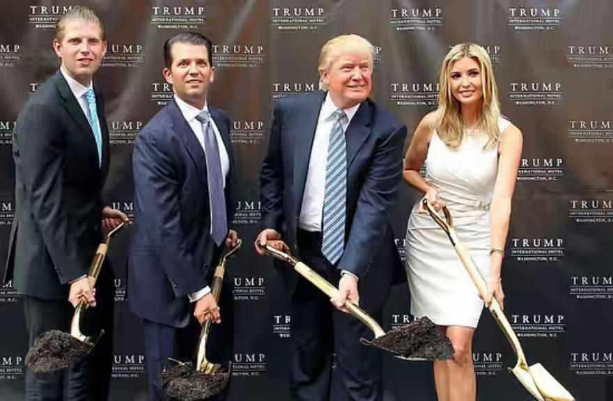 看看加州州长纽森什么身材，再看看特朗普什么身材。加州州长纽森虽然老了，皱纹满面