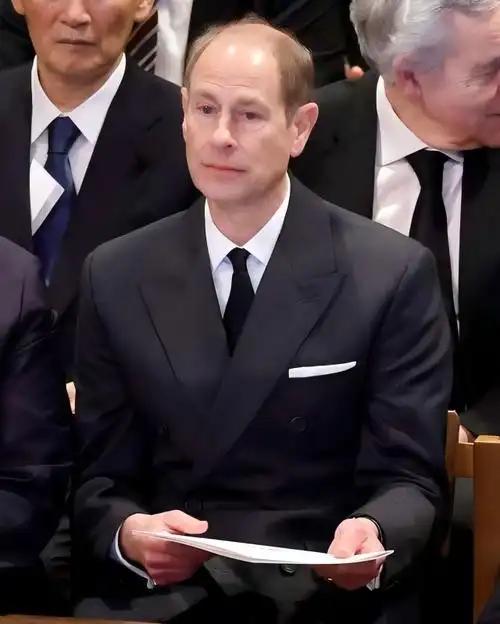 英国王子们的头顶基本寸草不生，他们闪亮的头顶照亮了全世界。 威廉从盛世美颜的