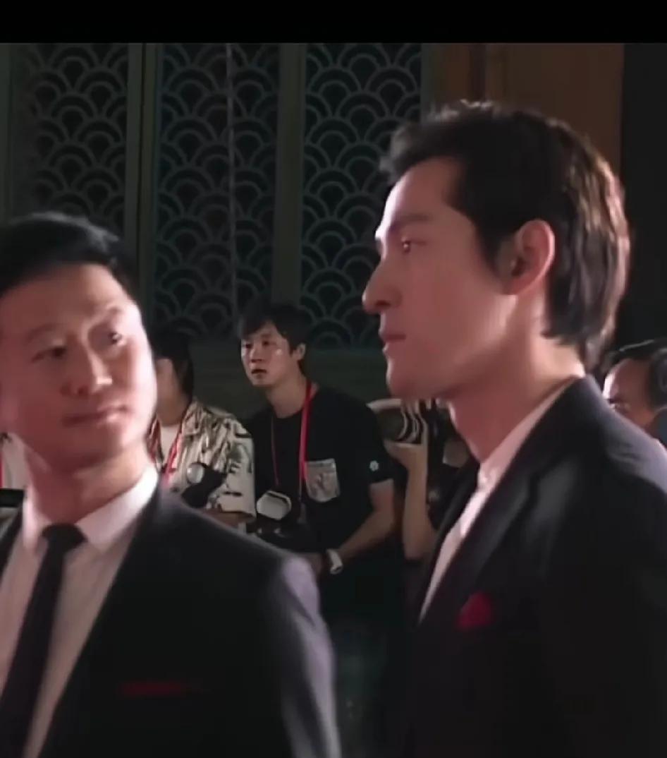 胡歌看都没看他，主要是吴京脑袋晃得厉害，看多了眼花。哪里学来的这些动作，难怪最近