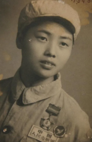抗美援朝中，16岁的女护士，双眼被美军炮弹炸瞎，当场昏死，醒来后，她听到美军叽里