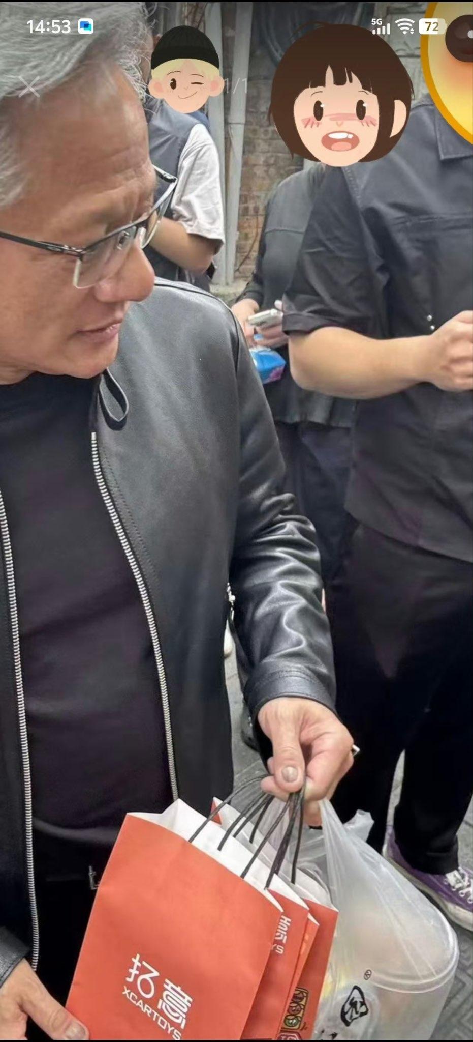 老黄这个大拇指的指甲颜色不对啊，怎么是发黑的。难道是被门夹了。当然如果是灰指甲